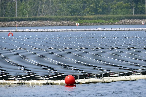 New Jersey utilities float solar panels on reservoir