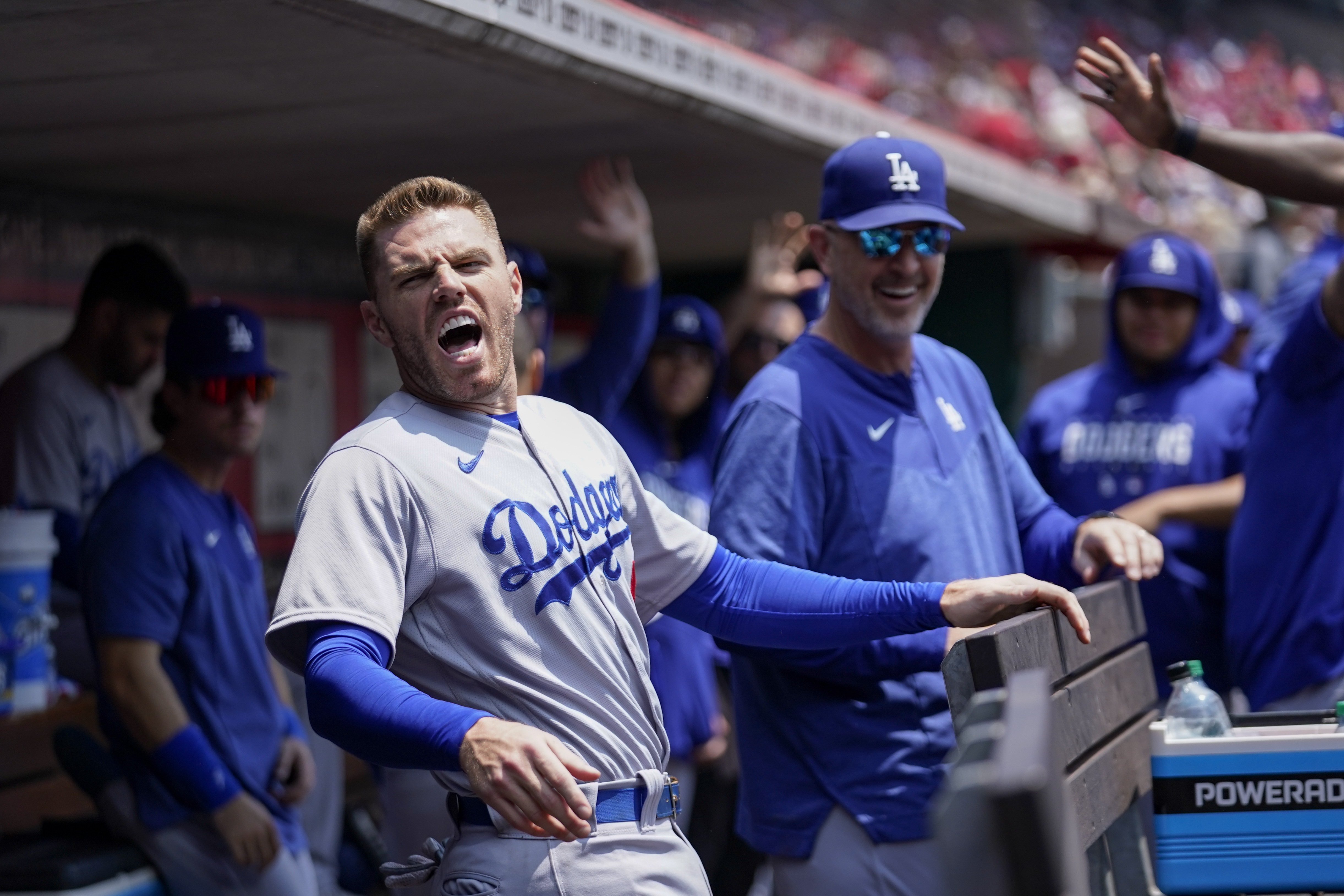 Betts hits 200th career HR as Dodgers defeat Giants 4-2