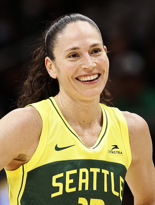 Storm do more than retire Sue Bird's jersey, they build monument of love  for No. 10