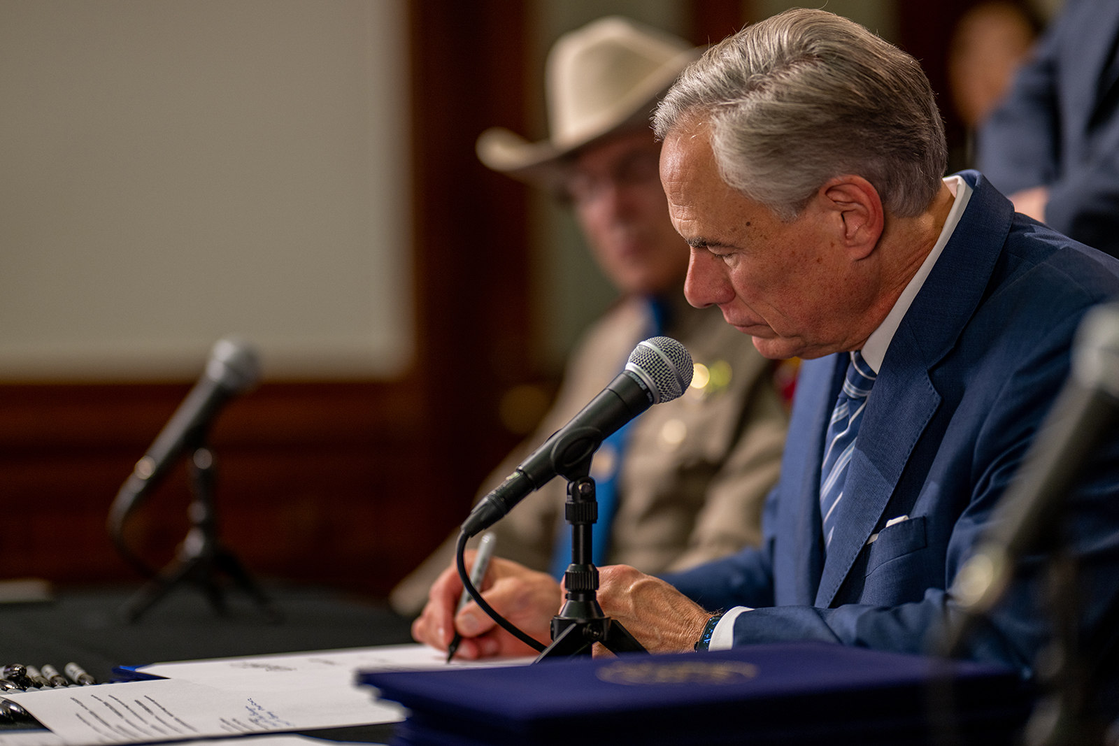 Texas buses 42 migrants to L.A. as mayor calls it latest GOP 'stunt' - Vimarsana News