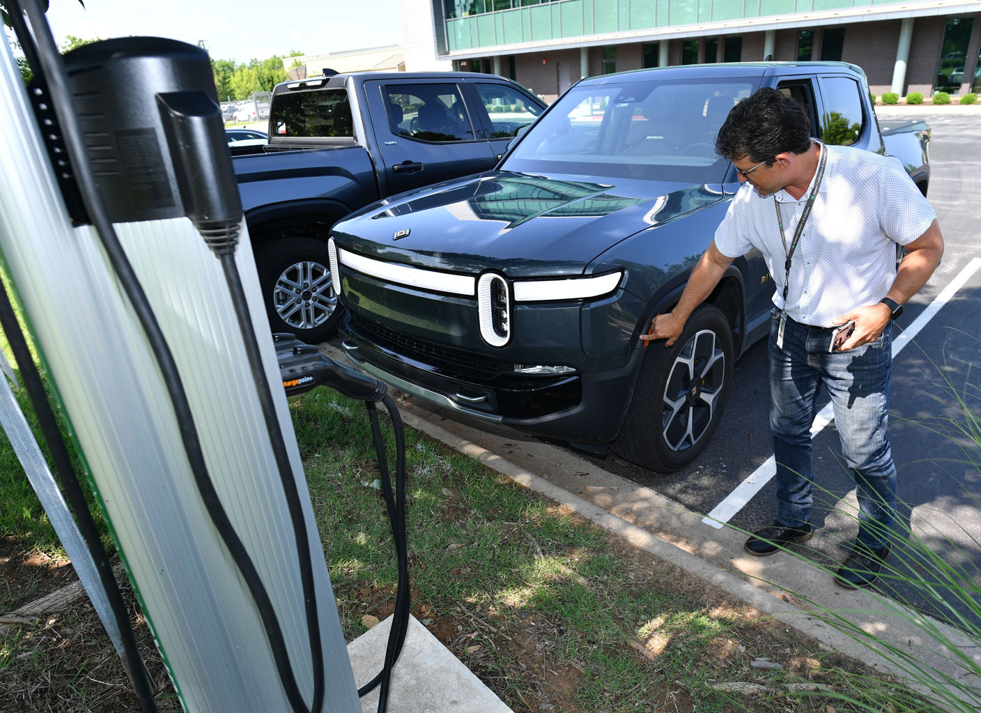 Diverse groups spark electric vehicle charging stations growth in