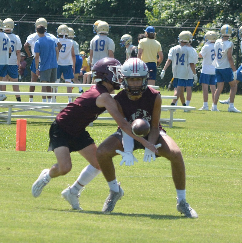 Graham Thomas/Herald-Leader
Siloam Springs receiver Cameron Stafford (right) goes low to make a catch against Gentry during pool play of the 2023 State Line Shootout on Saturday at Panther Stadium.