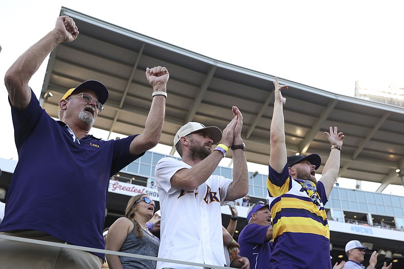 LSU wins 1st College World Series title since 2009, beating Florida 18-4  one day after 20-run loss