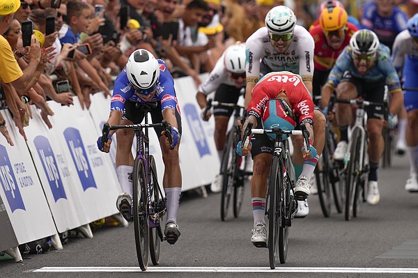 Mass sprint gives Philipsen 2nd win - Vimarsana News