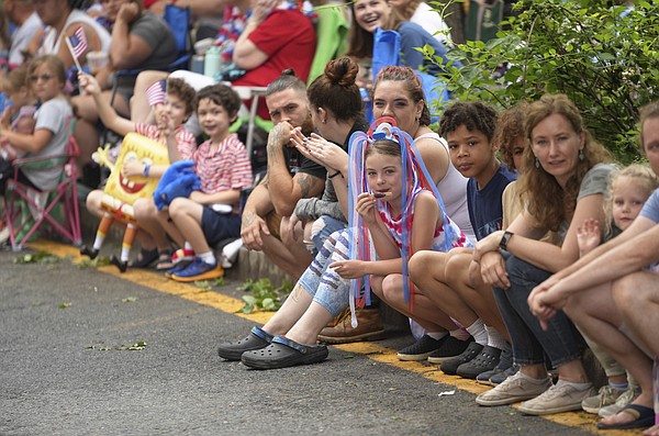 Americans keep fireworks lit to celebrate a rainy Fourth - Vimarsana News