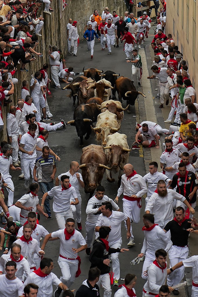 Thousands take part in first running of the bulls in Spain's San Fermin ...