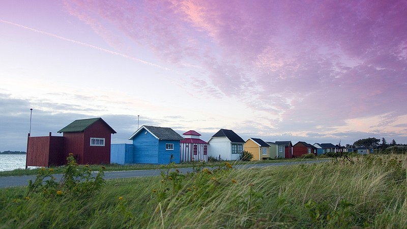 Cozy little beach houses in the town of Aeroskøbing have been lovingly tended by local families for generations.
(Rick Steves)