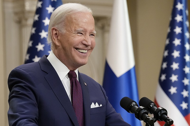 El presidente Joe Biden sonríe durante una conferencia de prensa en el Palacio Presidencial de Helsinki, Finlandia, el jueves 13 de julio de 2023. (AP Foto/Susan Walsh)