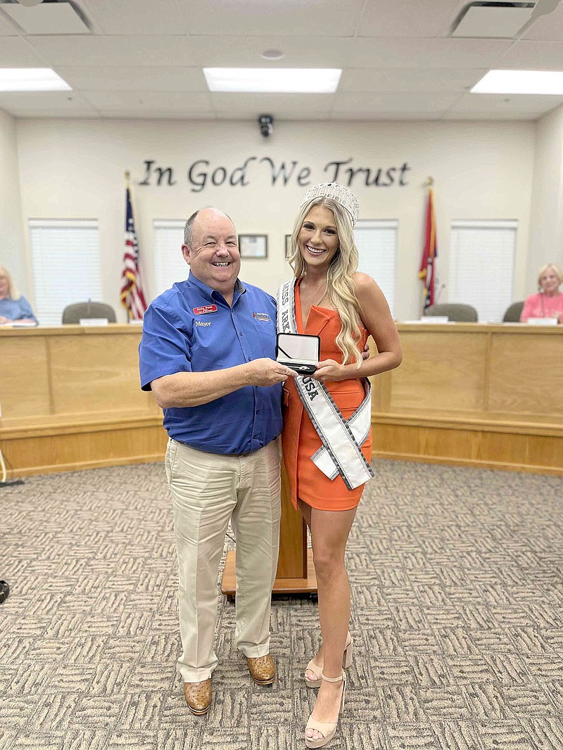 Kelly Penn/Special to the Enterprise-Leader
Mayor Ernie Penn presents a key to the city to Mackenzie Hinderberger, who was crowned the 2023 Miss Arkansas USA. Hinderberger, a kindergarten teacher at Folsom Elementary School in Farmington, said her platforms will be school safety and to encourage teachers and older students to mentor younger children. Hinderberger represented Farmington in the pageant, held April 30 in Fort Smith.