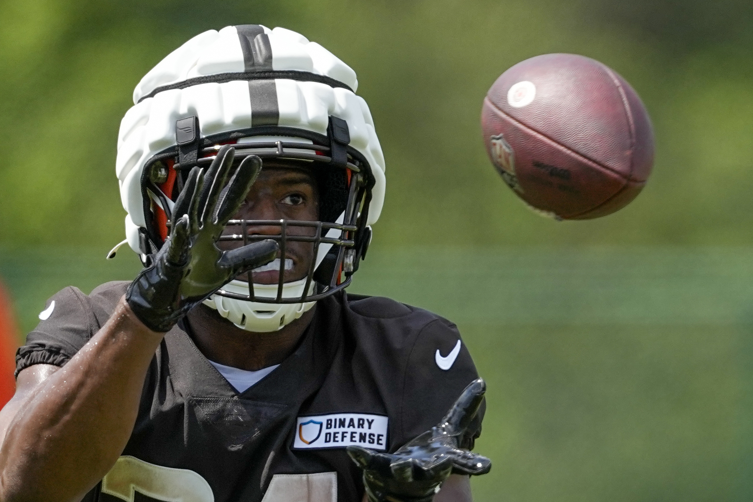 NFL running back Nick Chubb returns with youth football camp at