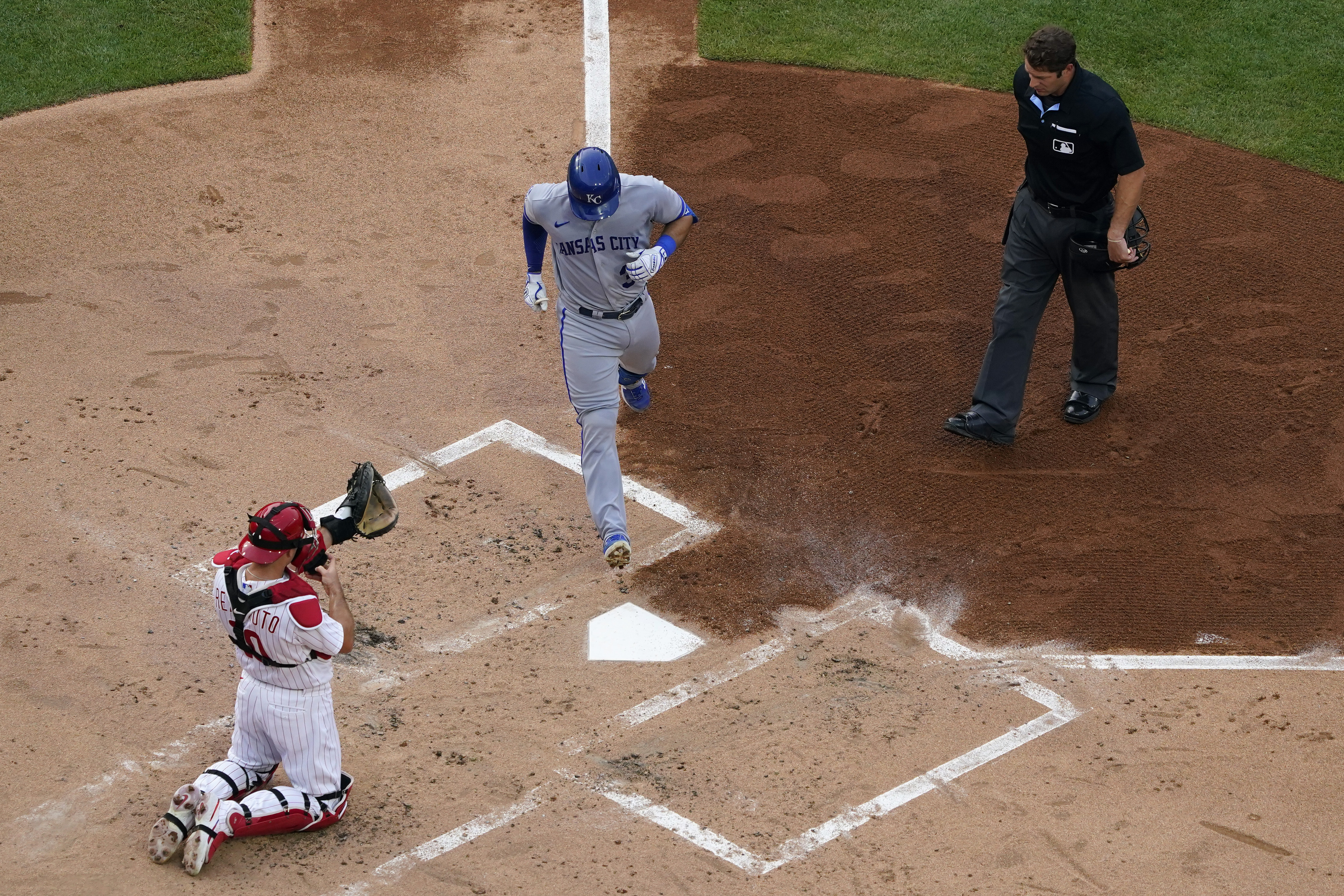 Fermin's bunt in ninth gives Royals win over White Sox