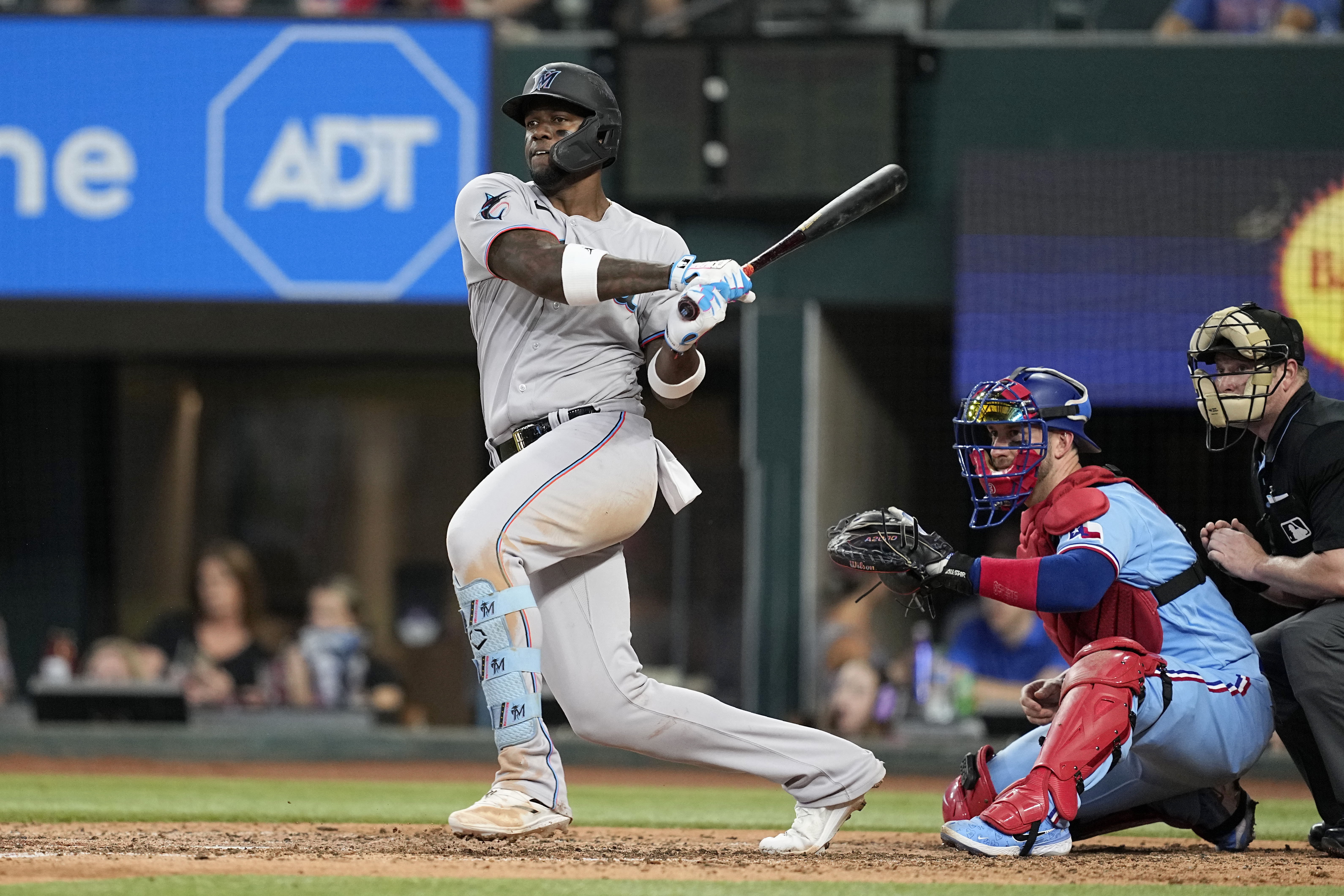 Rangers blank Marlins for 6th straight win, Jung fractures left thumb