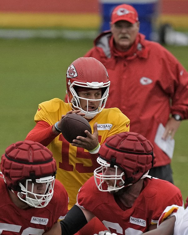 Chiefs get a kick out of preseason opener - The Iola Register