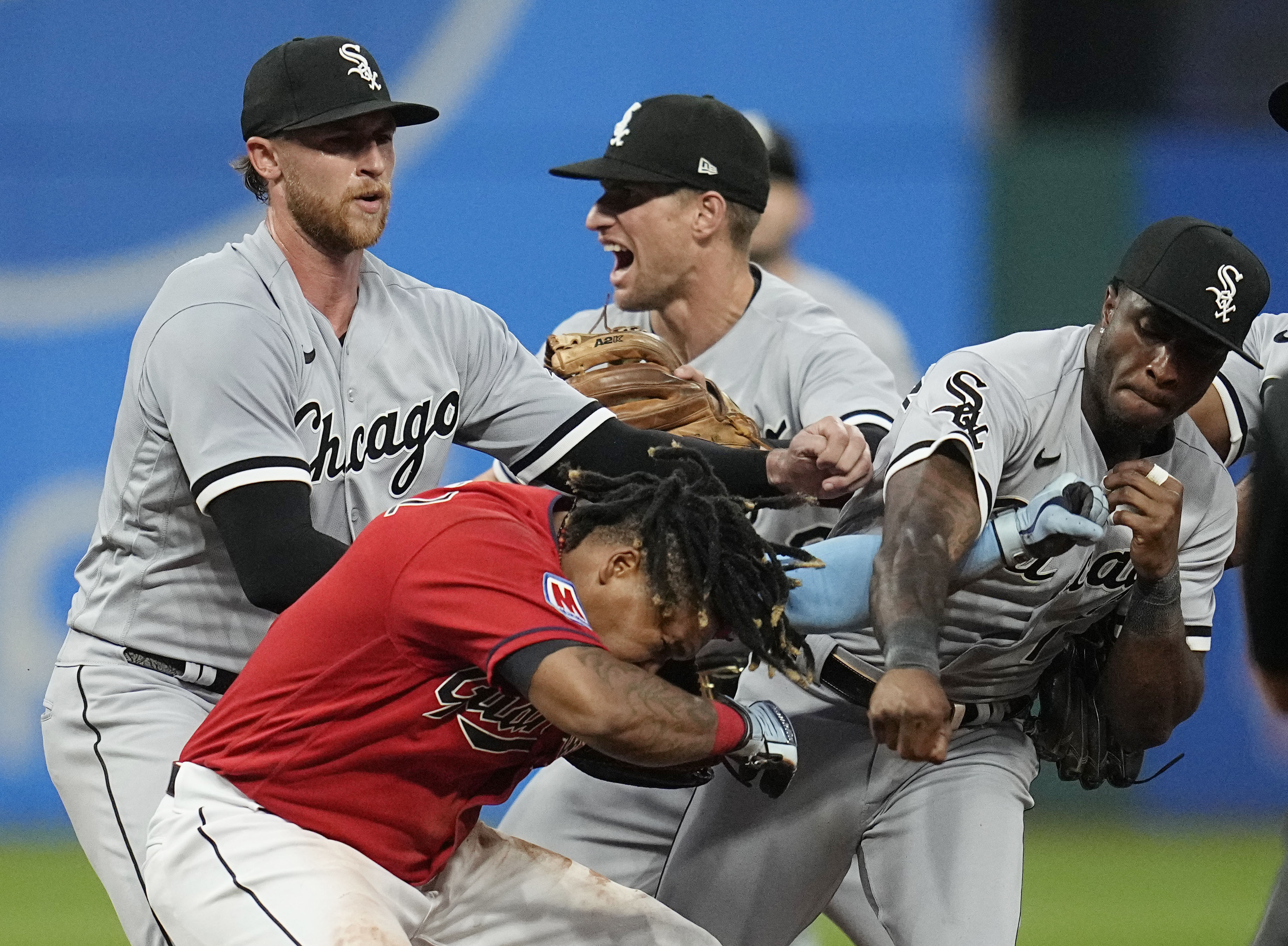 Amid Anderson's appeal, Vaughn's bat lifts White Sox over Yankees