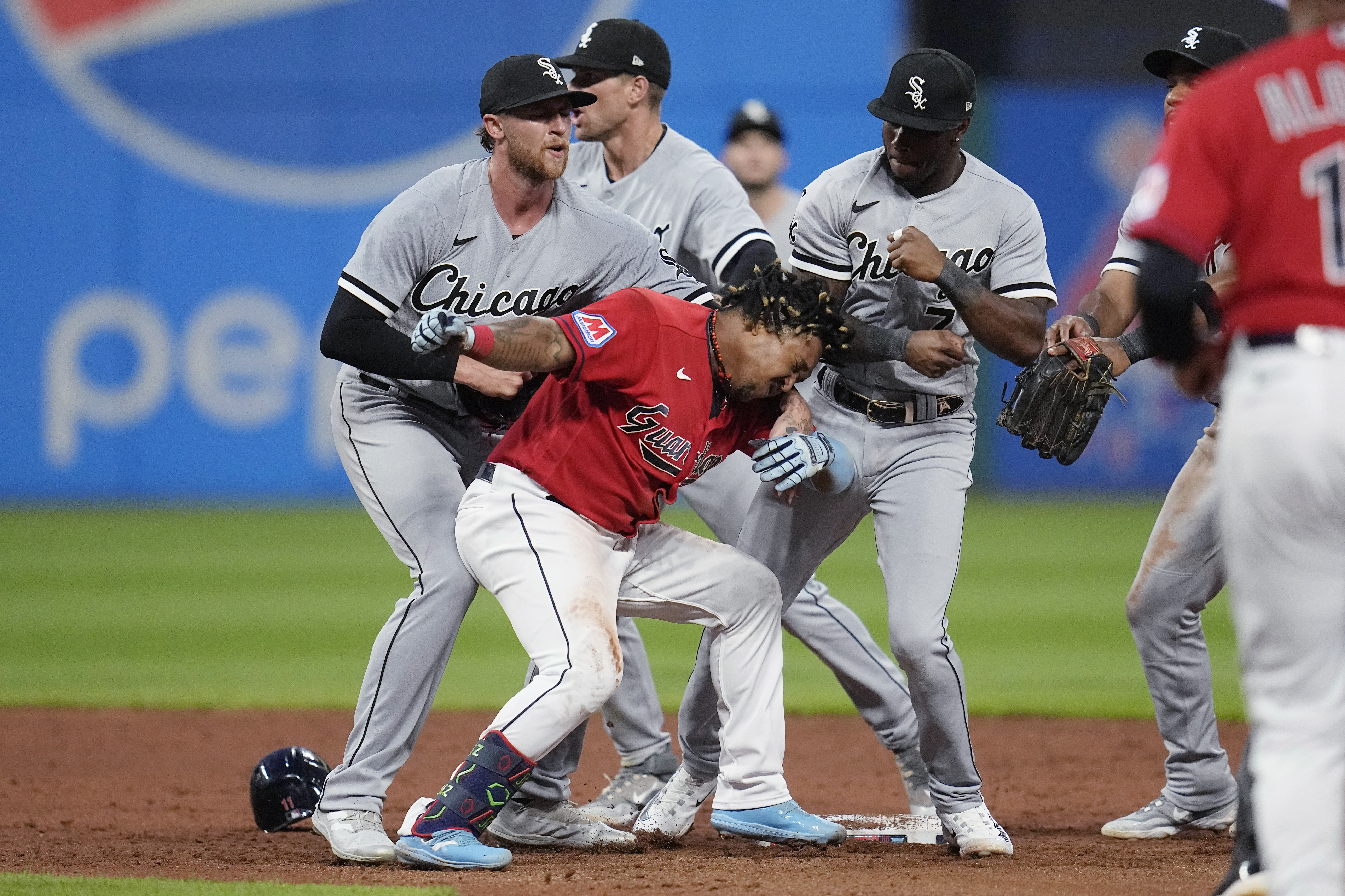 Amid Anderson's appeal, Vaughn's bat lifts White Sox over Yankees