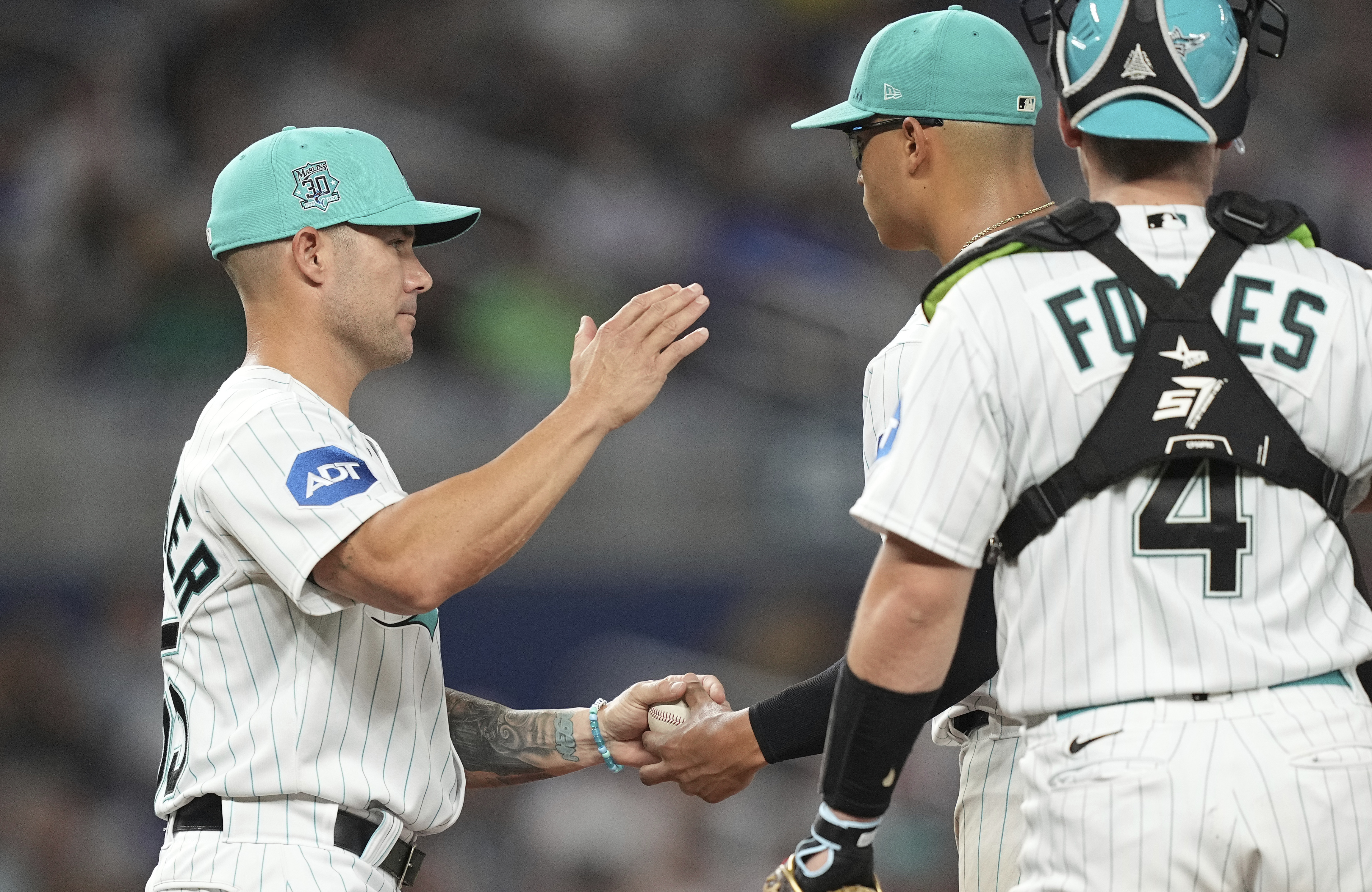 Astros' first baseman ends eight-year home run drought, hits two against  Angels