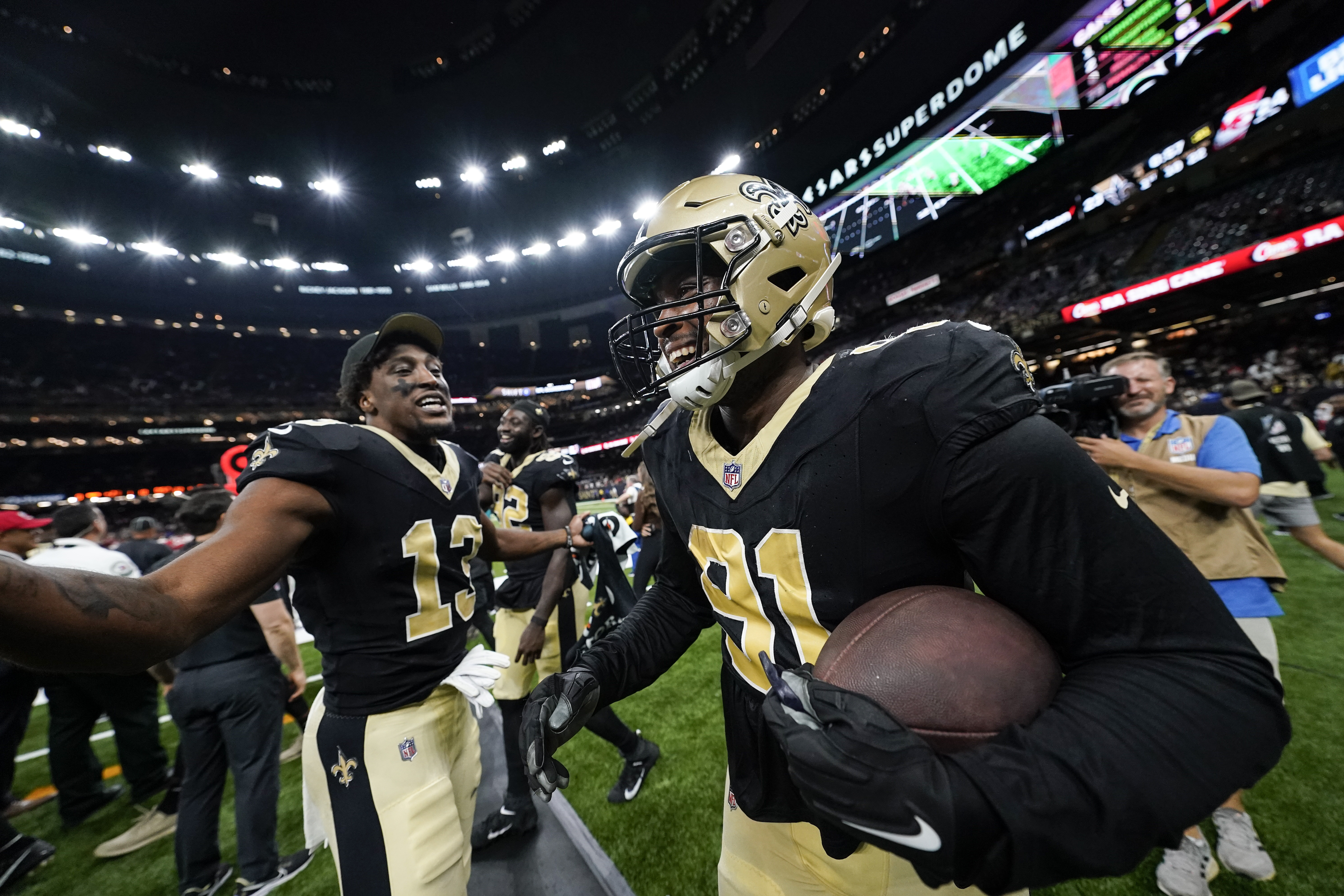 Carr tosses TD in Saints debut