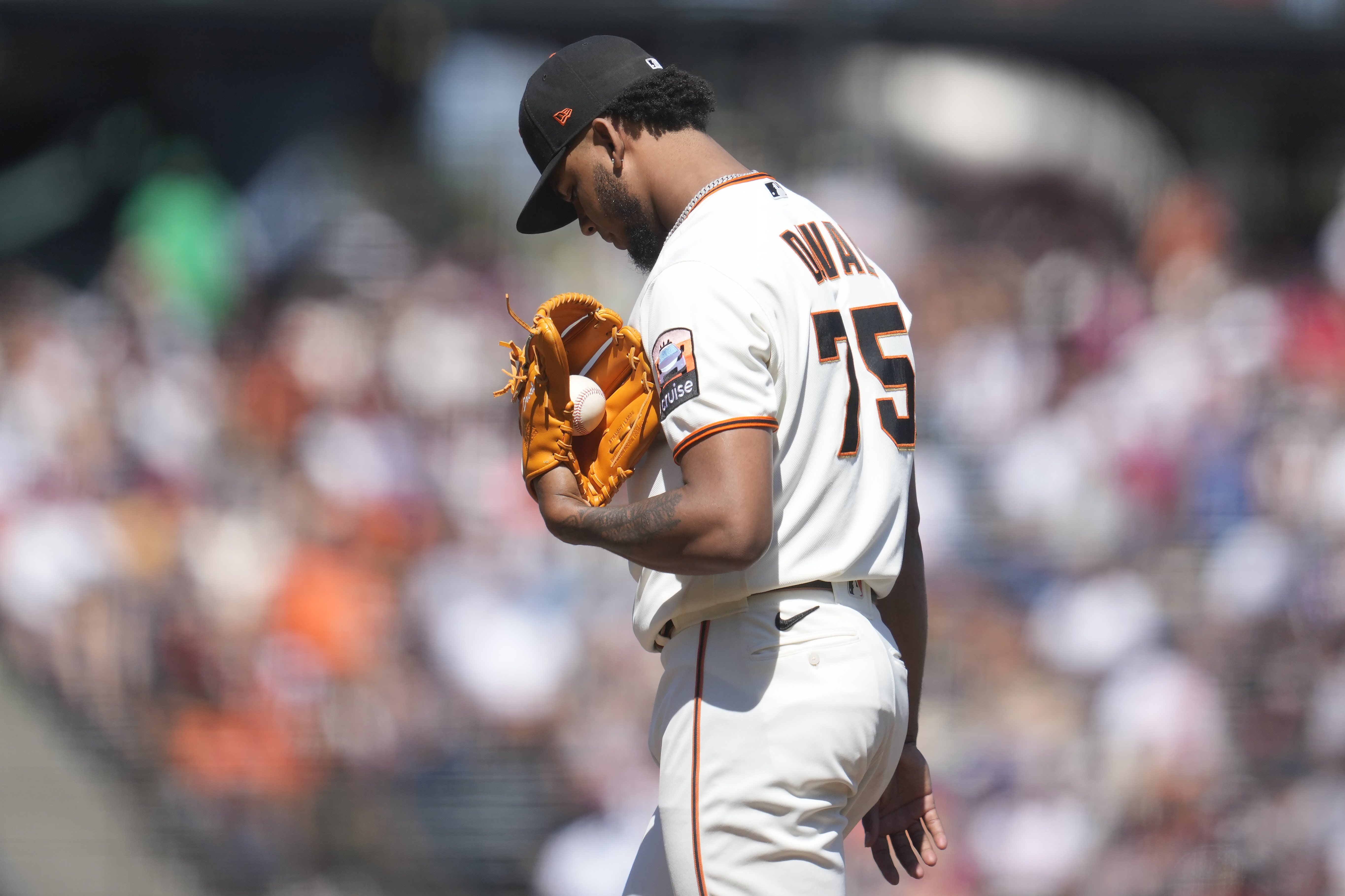 Bailey's 2-run homer in 10th gives Giants 3-2 win over Rangers