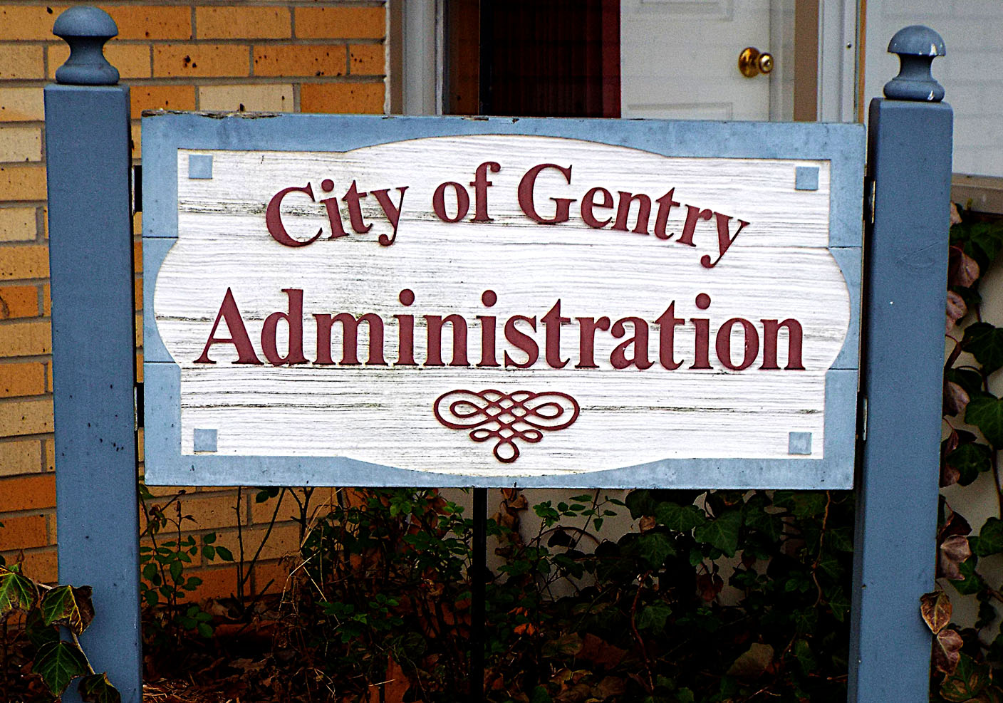 Gentry accepts $123,098 bid for sidewalk work, vacates alleyway - Vimarsana News