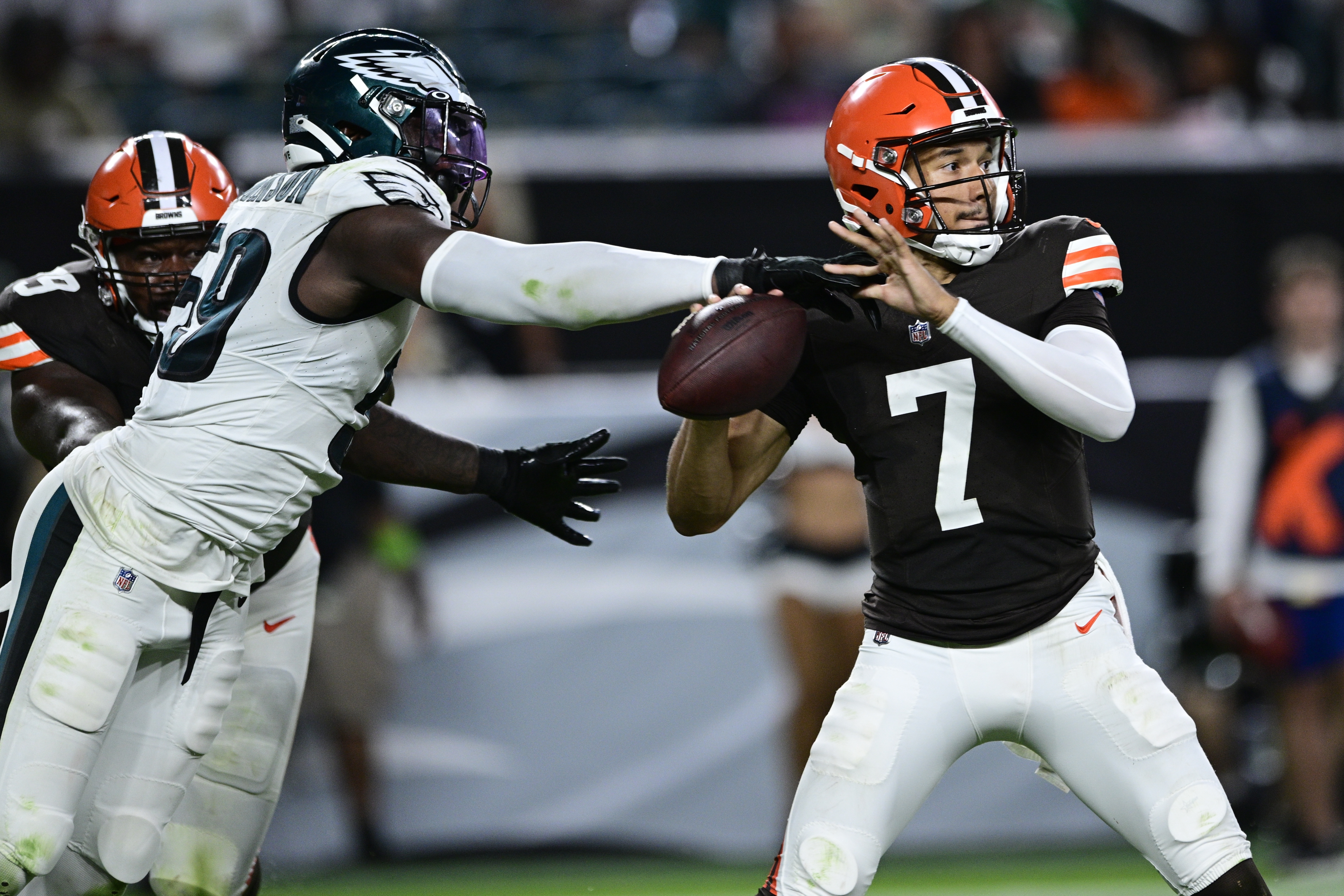 Injuries pile up as Eagles, Browns tie