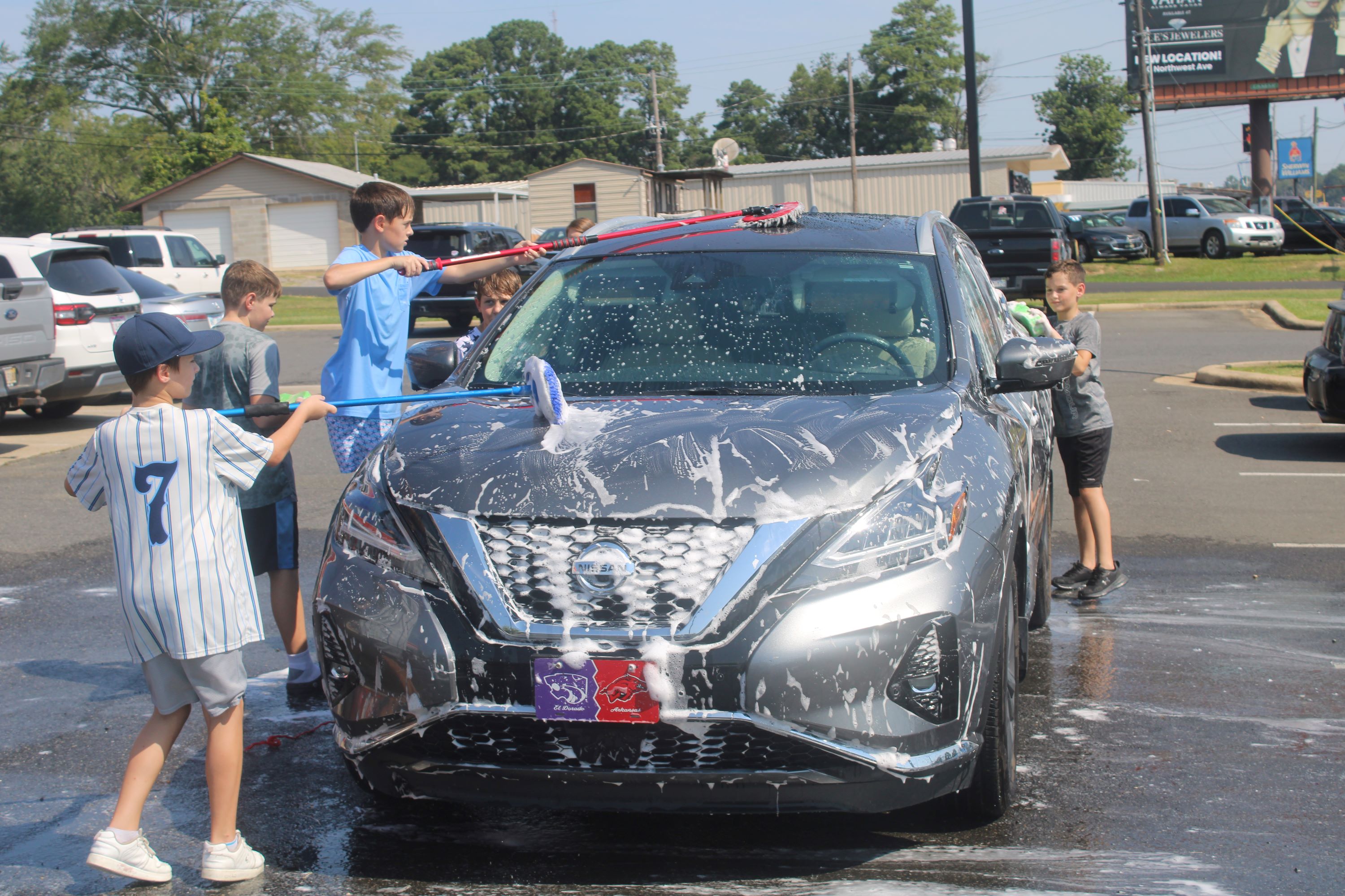 PHOTOS: El Dorado Oilers hold car wash fundraiser - Vimarsana News