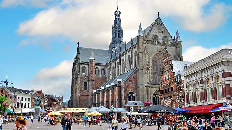Haarlems market square (Grote Markt) is always buzzing with activity.
(Rick Steves)