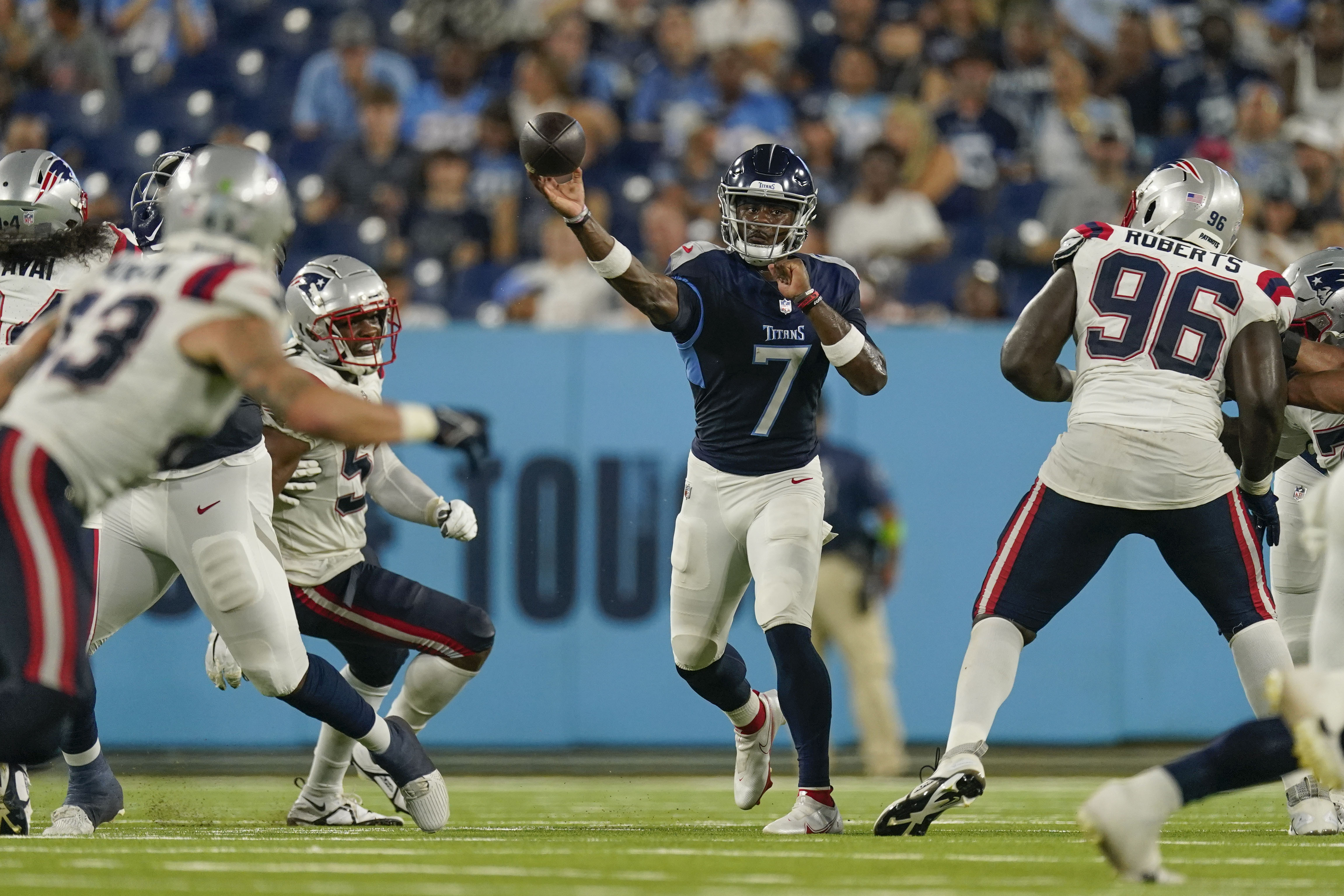 Tennessee Titans quarterback Malik Willis (7) works out before an NFL  football game against the Kansas City Chiefs Sunday, Nov. 6, 2022, in Kansas  City, Mo. (AP Photo/Peter Aiken Stock Photo - Alamy