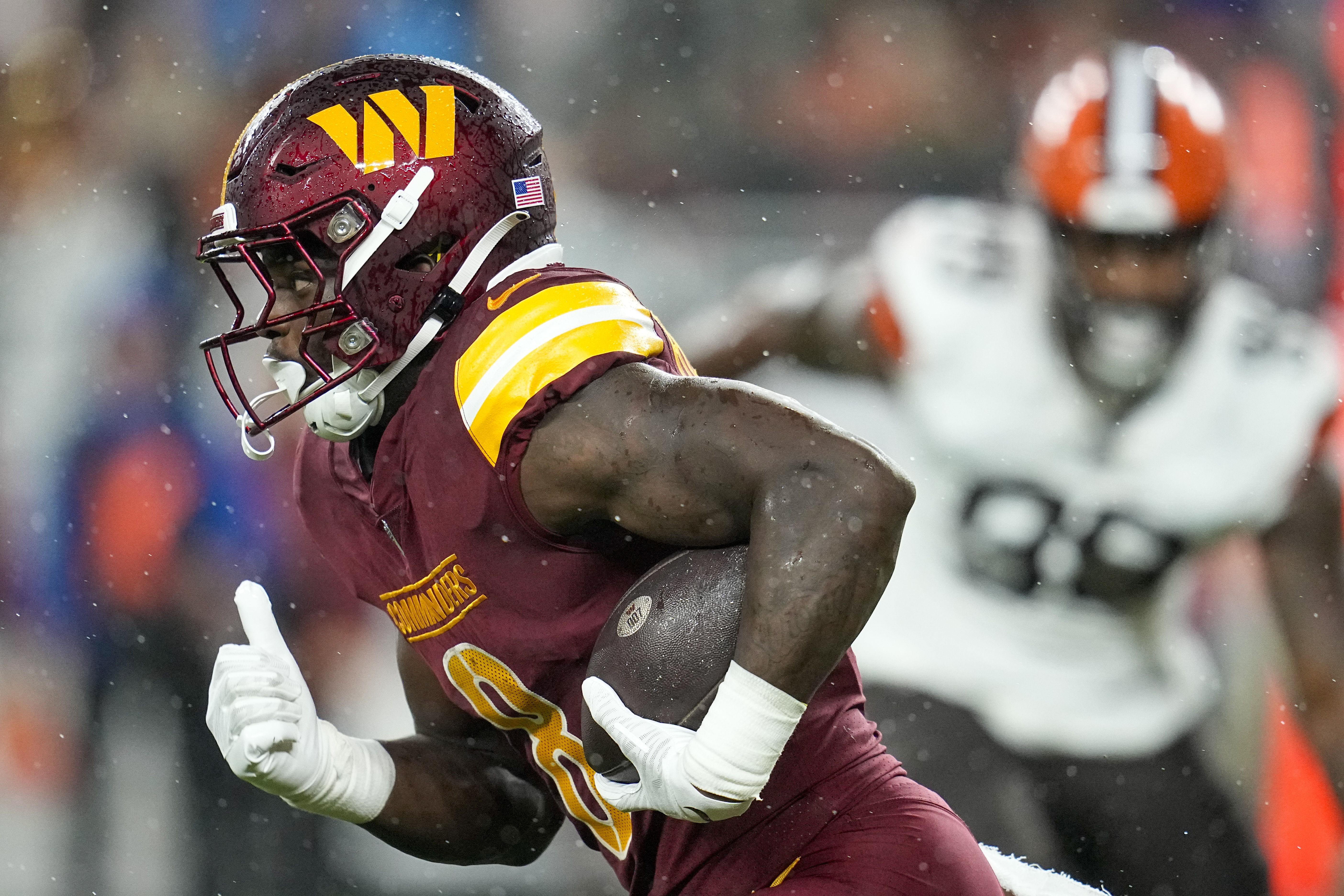 Washington Commanders running back Brian Robinson Jr. (8) runs