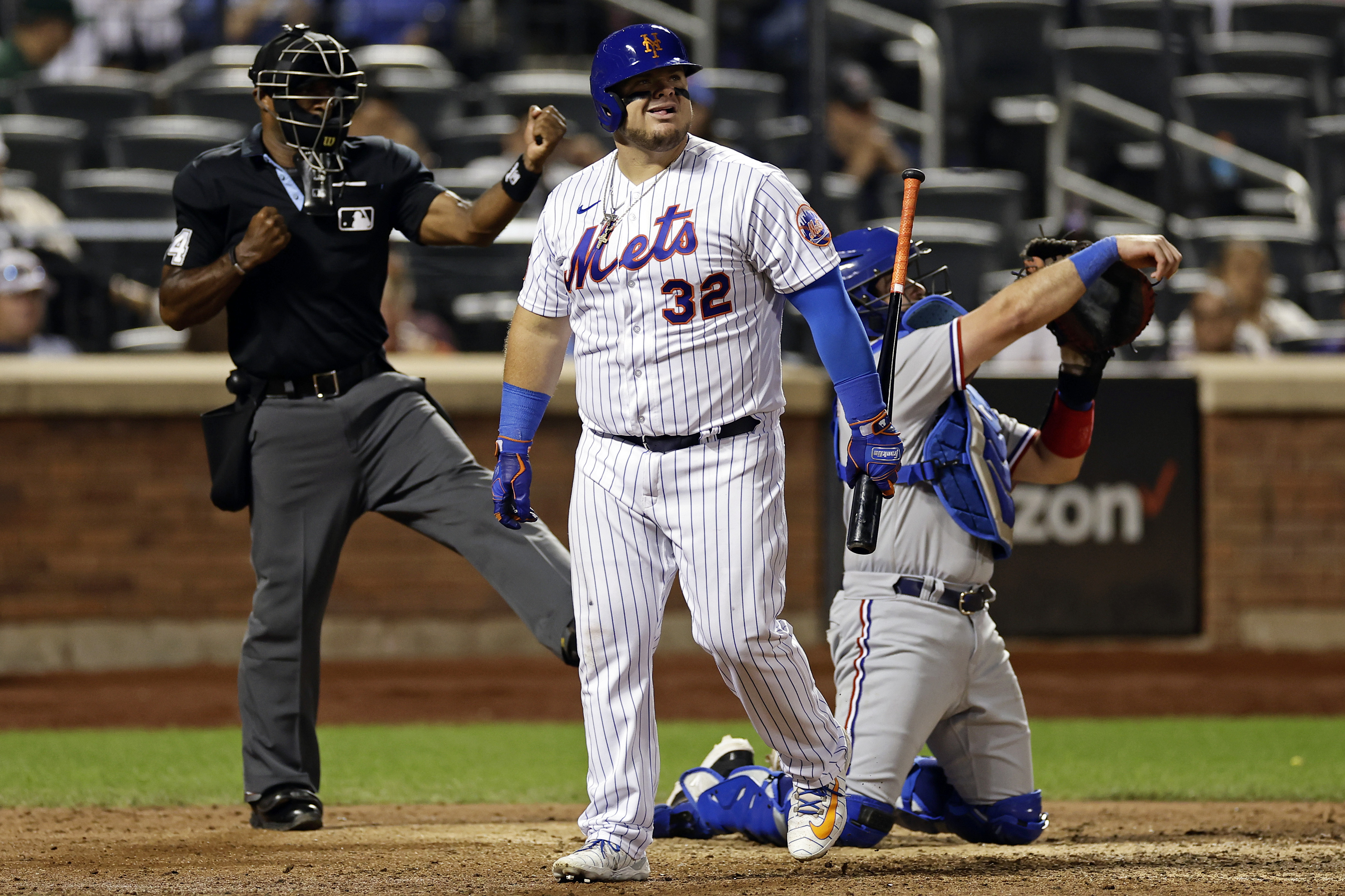 New York Mets designated hitter DANIEL VOGELBACH (32) hits an RBI