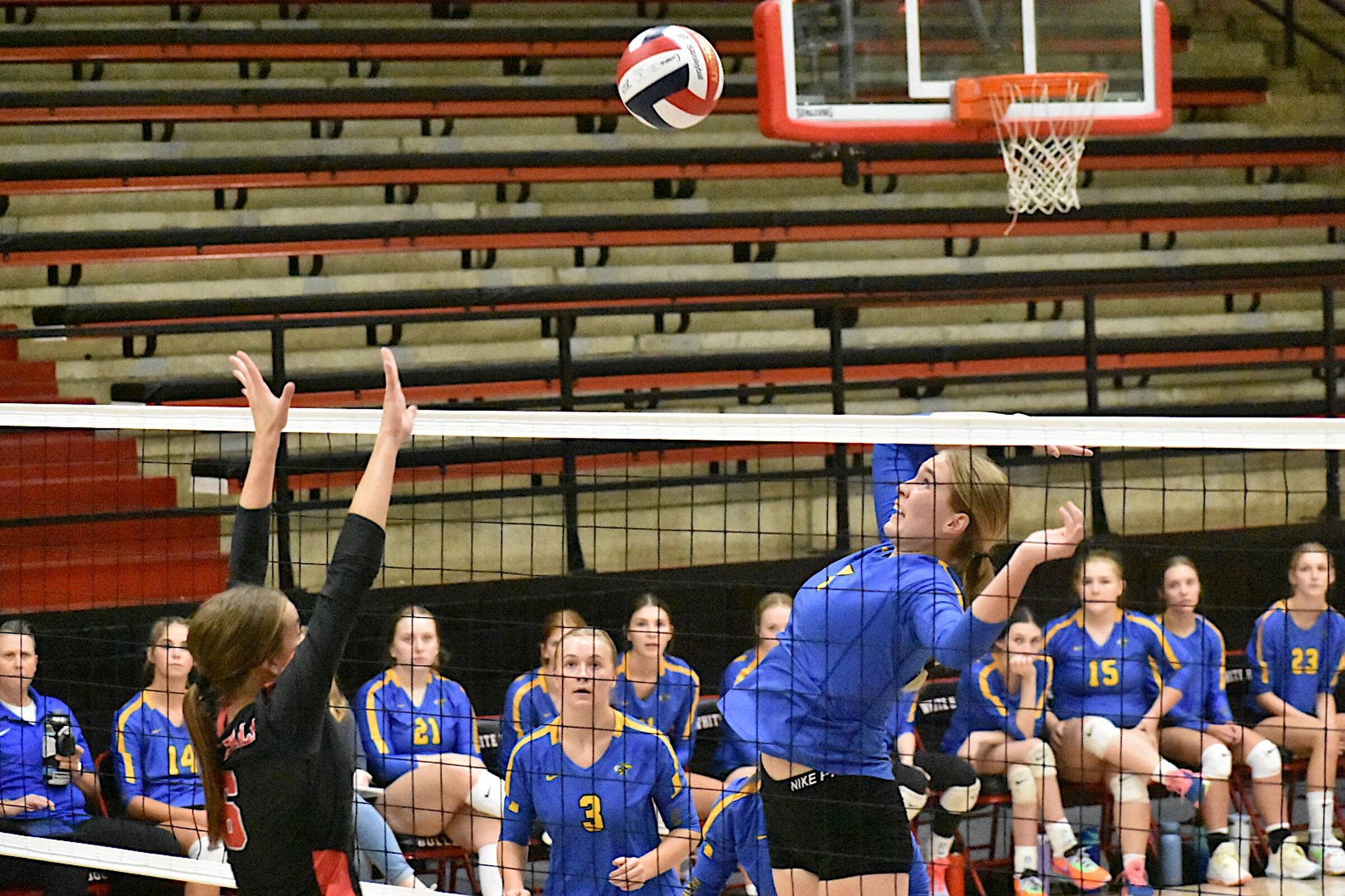 Lady Jackets sweep Bulldogs