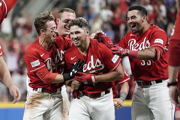 Reds rally, beat Padres in 10 innings