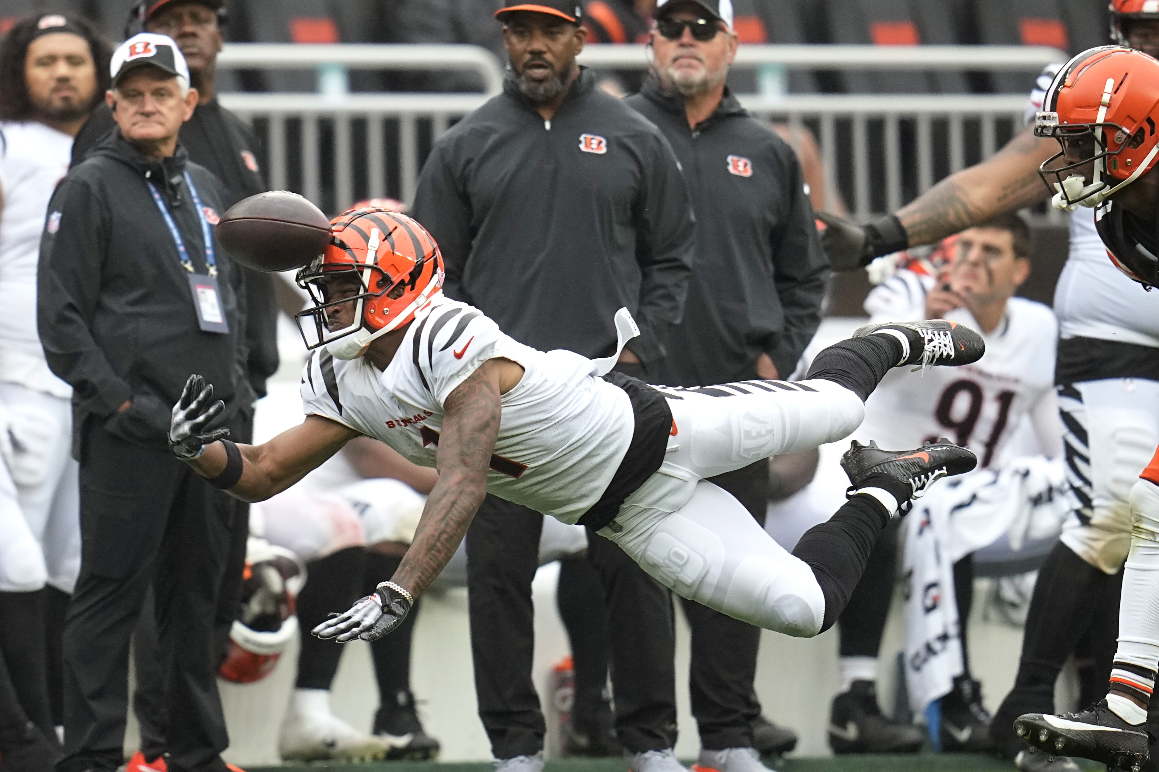 Jim Brown honored by Browns with jersey patch, logo on field