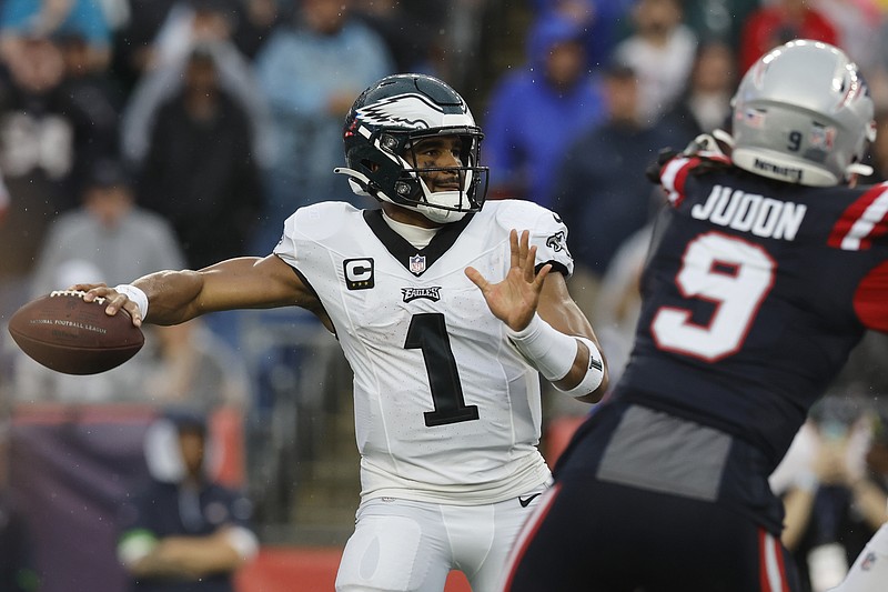 Jalen Hurts, Eagles build early lead, hang on to beat Patriots, 25