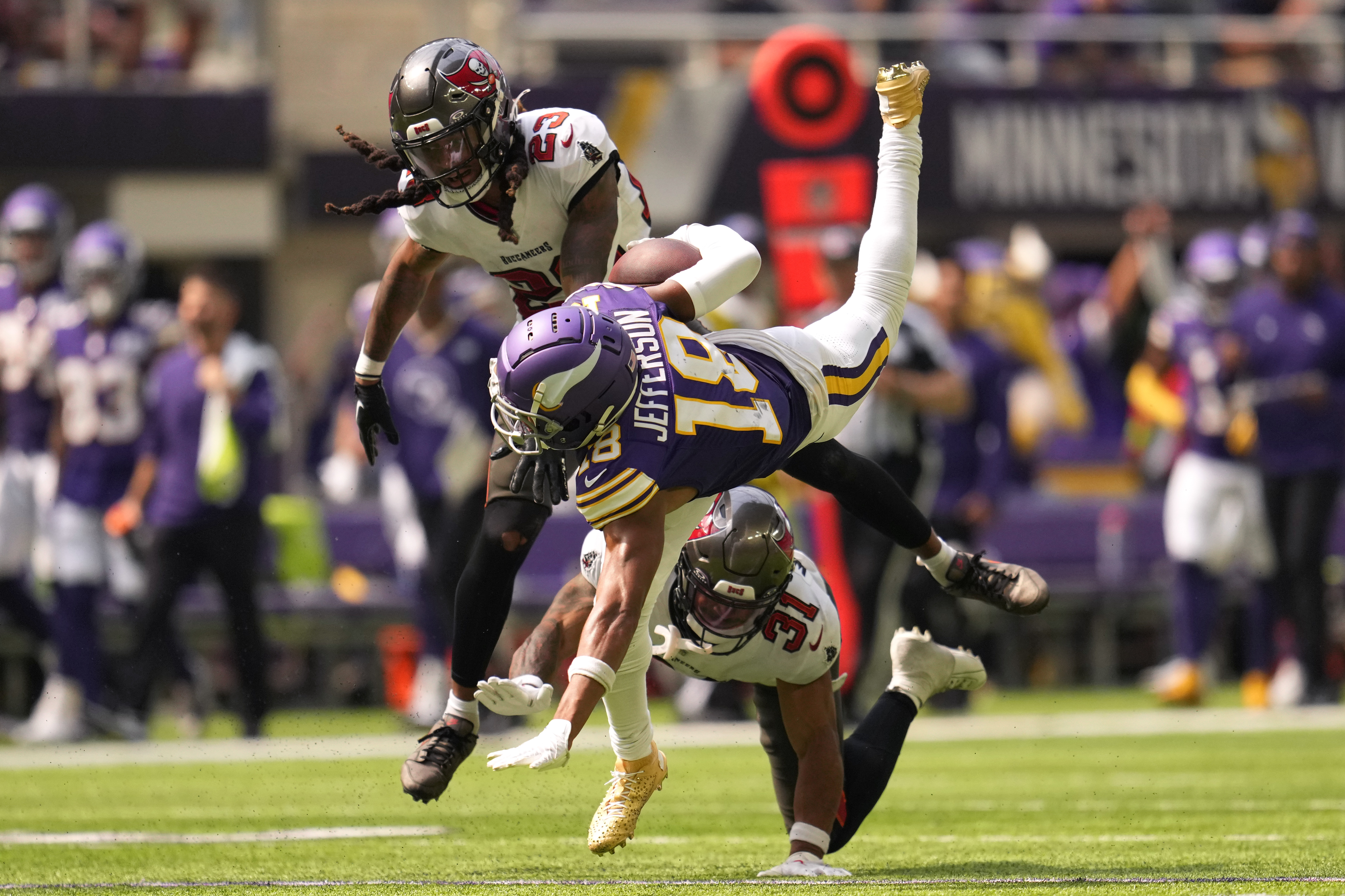 Baker Mayfield wins in his Buccaneers' debut, beats Vikings