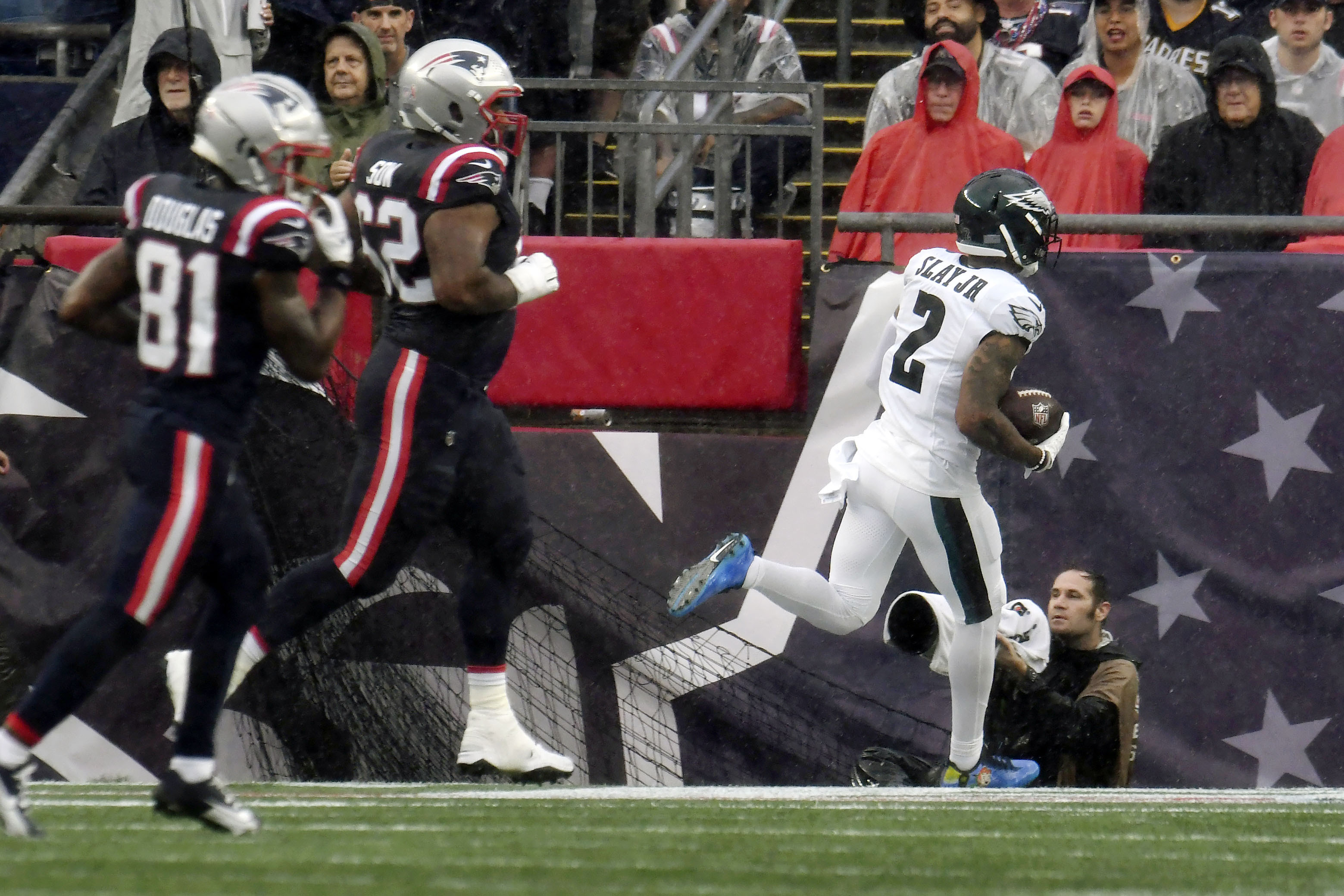 Philly starts fast, hangs on to beat New England