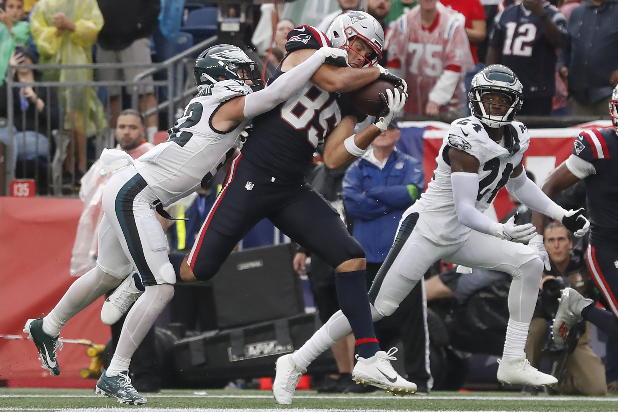 Philly starts fast, hangs on to beat New England
