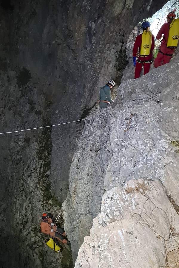 American researcher rescued from cave - Vimarsana News