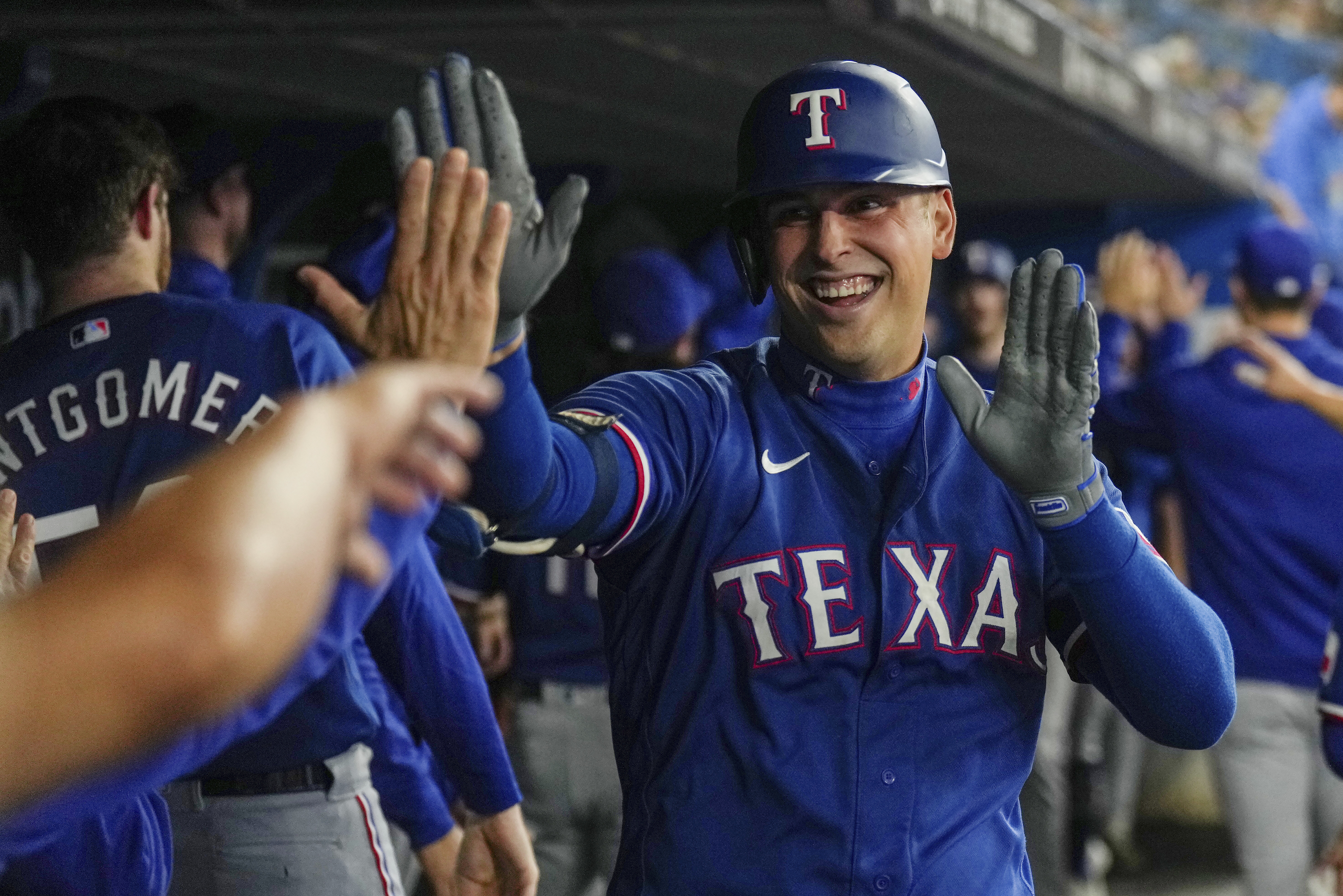 Blue Jays put 3B Matt Chapman on 10-day IL because of sprained right middle  finger