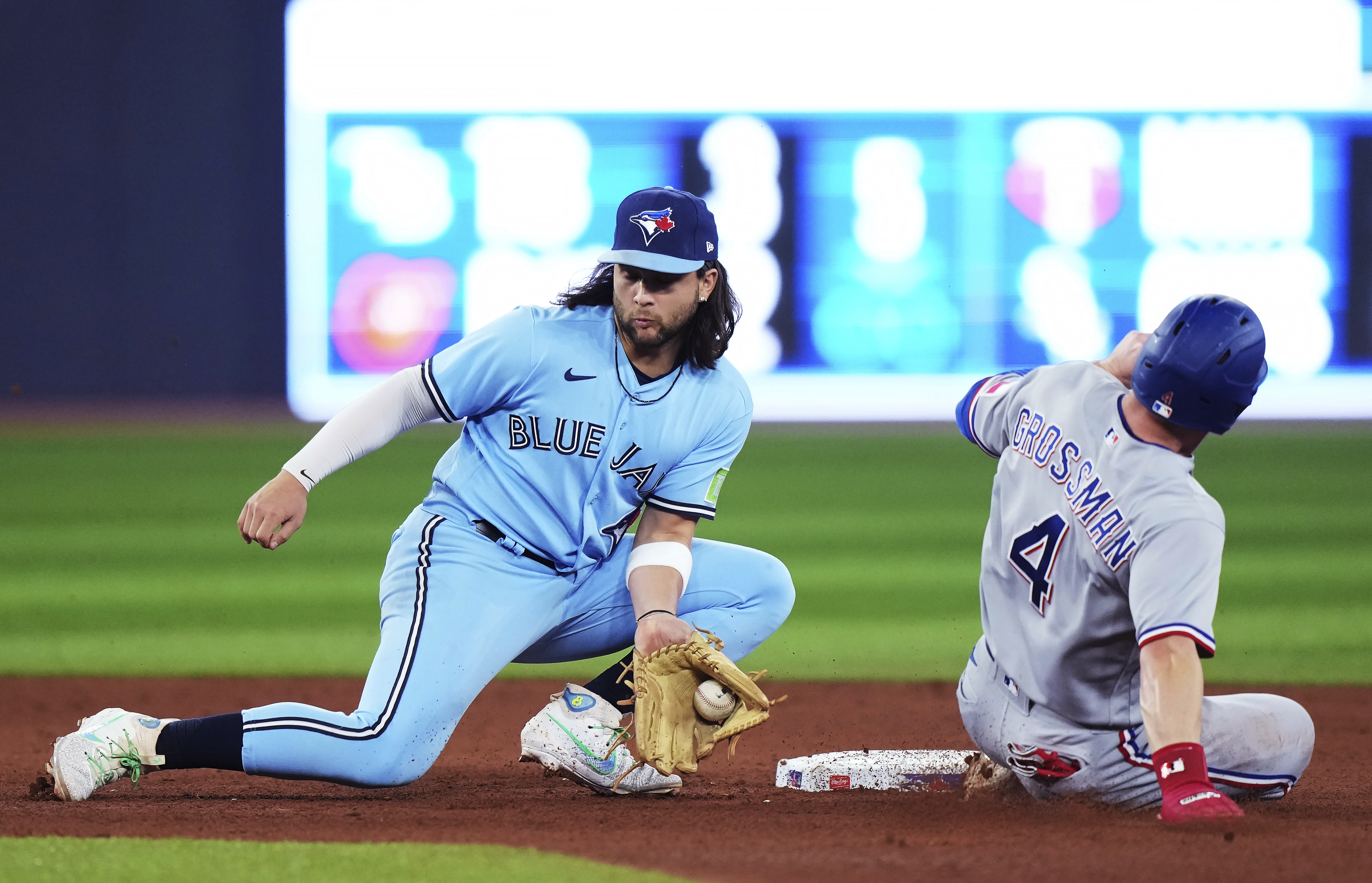 Rangers rout Blue Jays, 9-2