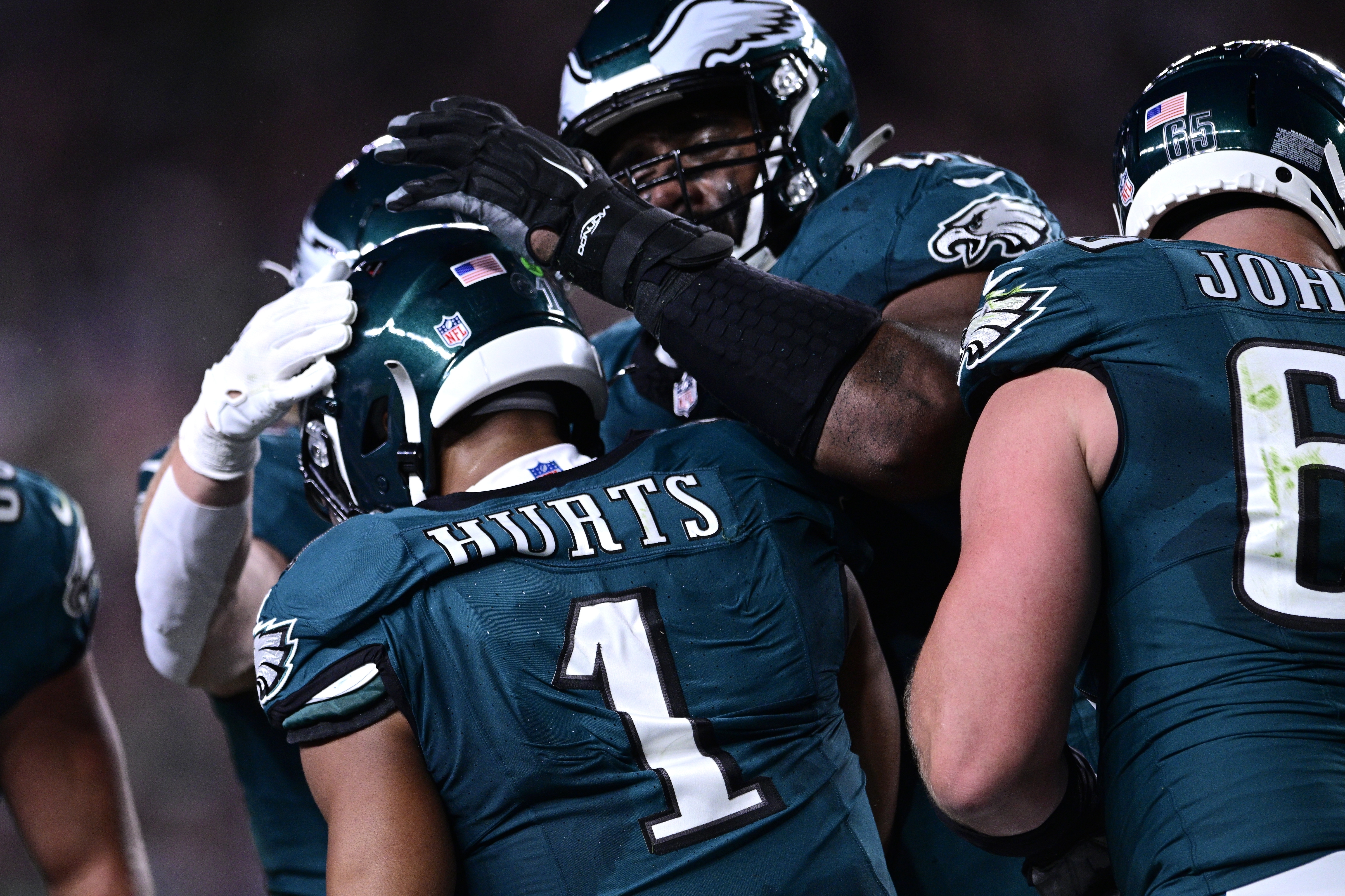 Swift's running bails out Hurts, Eagles