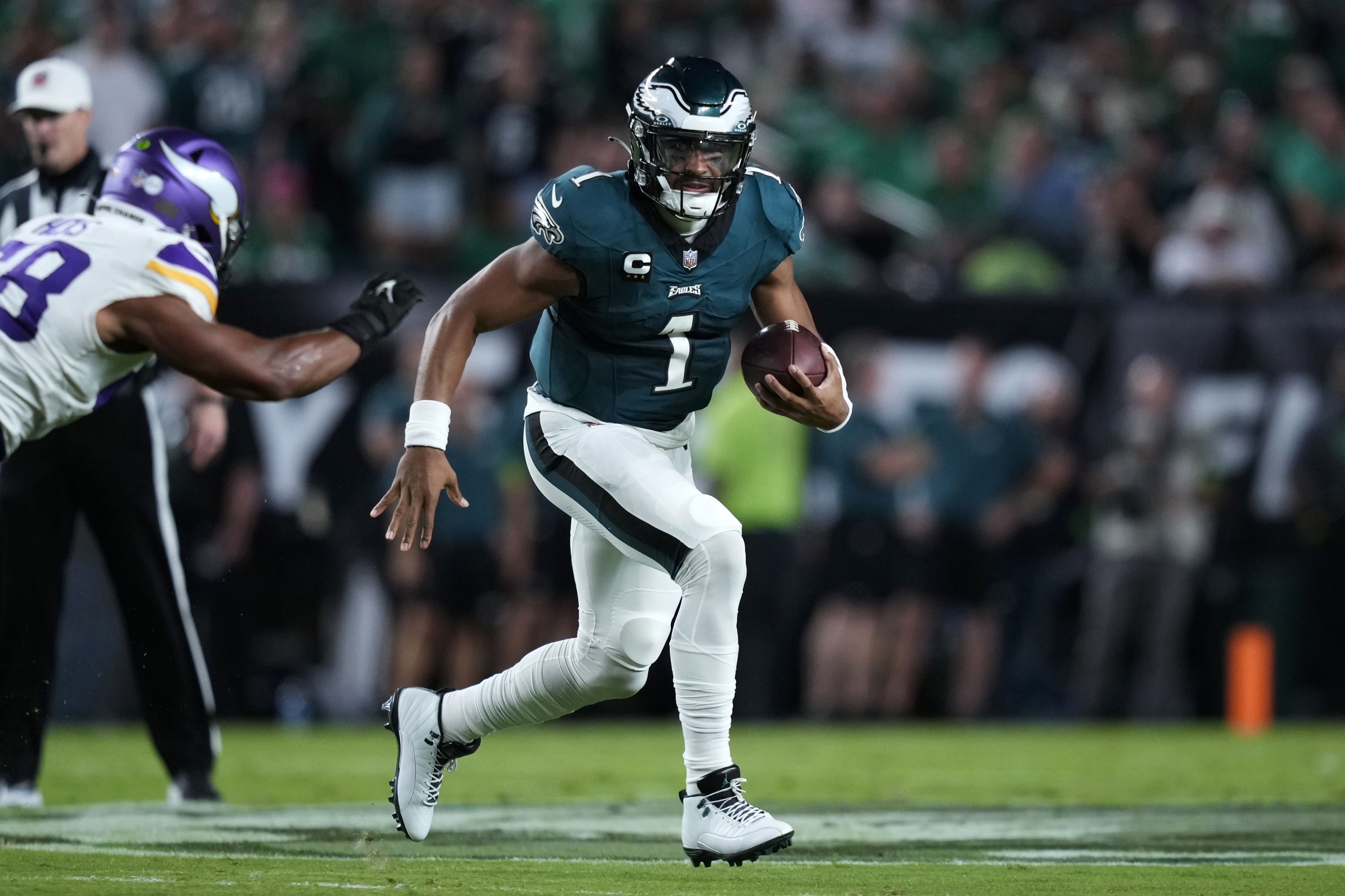 Swift's running bails out Hurts, Eagles