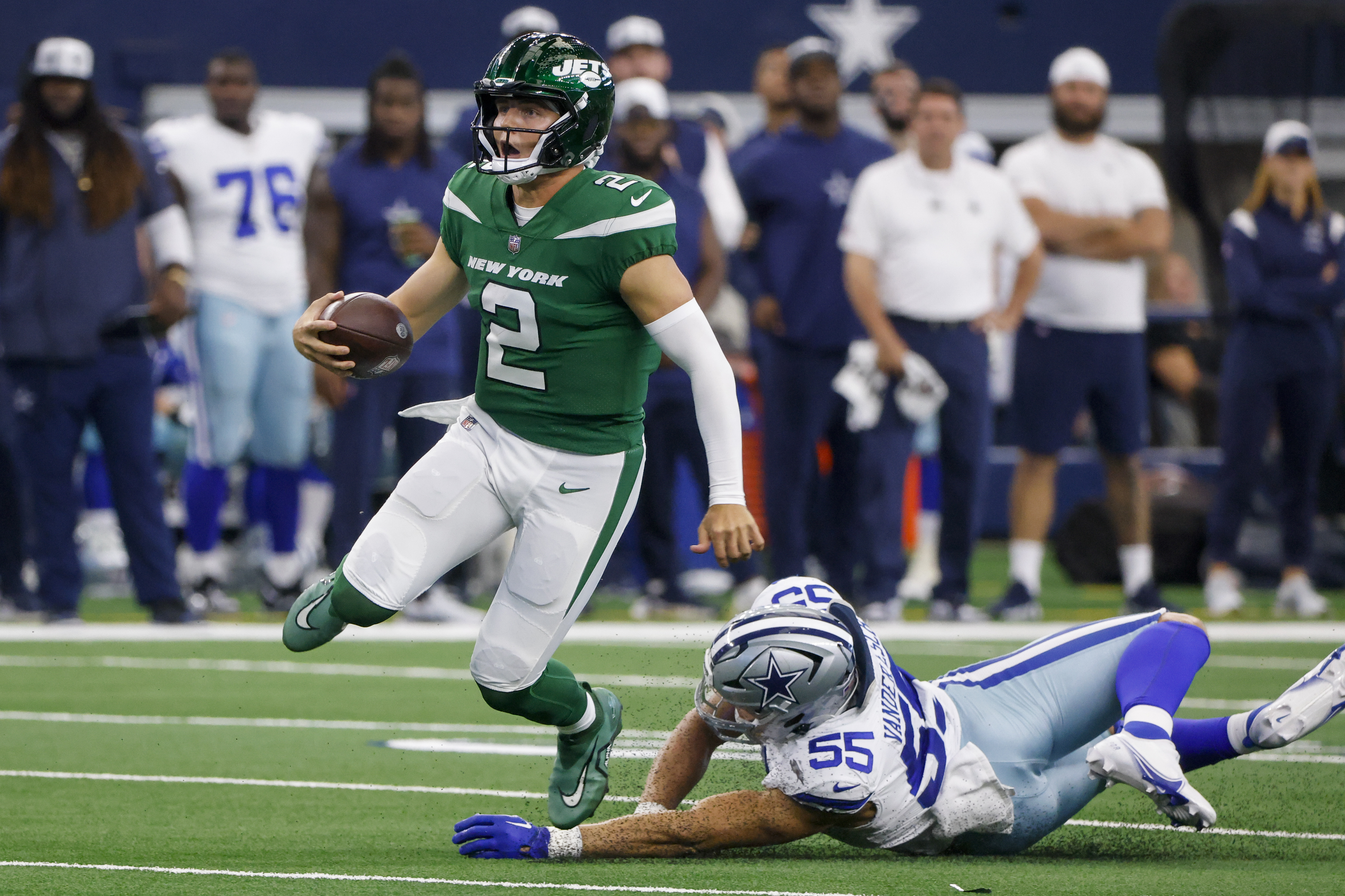 Arlington, Texas, USA. 5th Nov, 2018. Dallas Cowboys linebacker Leighton Vander  Esch (55) during the NFL football game between the Tennessee Titans and the Dallas  Cowboys at AT&T Stadium in Arlington, Texas.