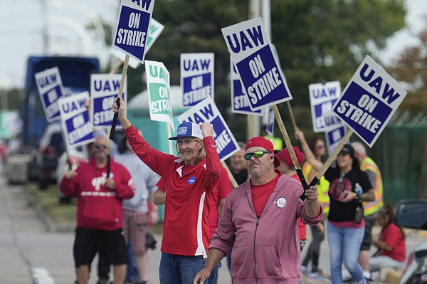UAW, automakers still miles from deal - Vimarsana News
