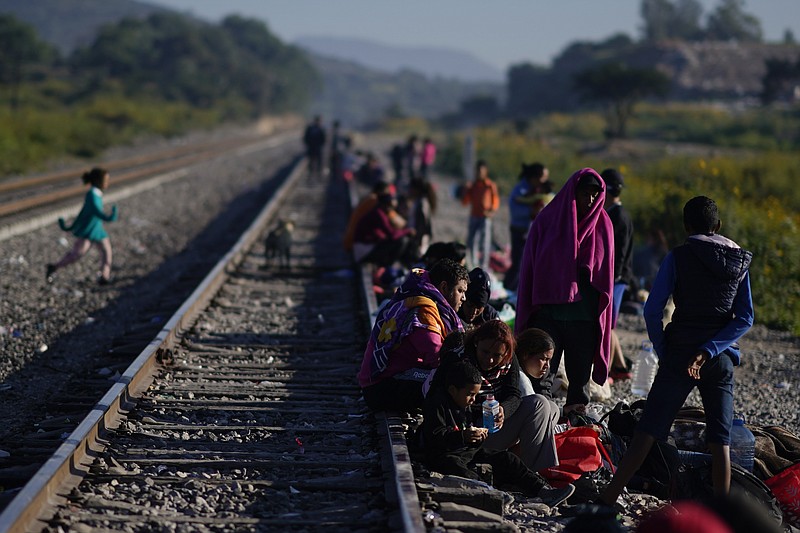 Wave of migrants in Mexico closes one border crossing | Jefferson City ...