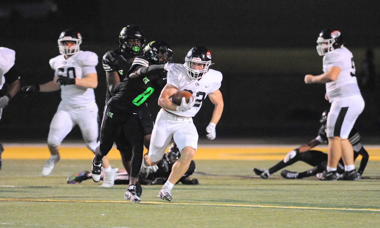 Comets score late touchdown to overtake Bulldogs