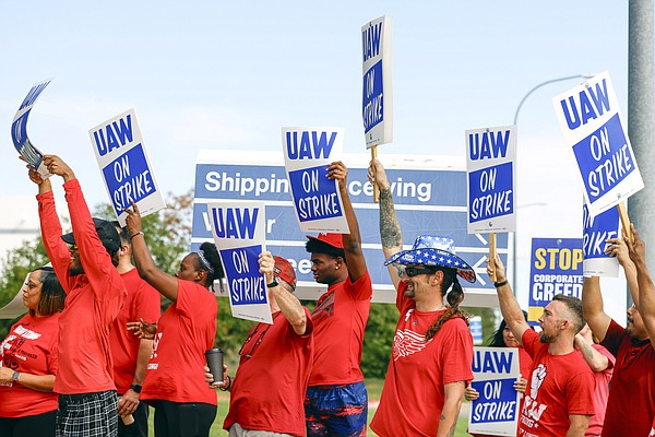 Carmakers, union negotiate - Vimarsana News