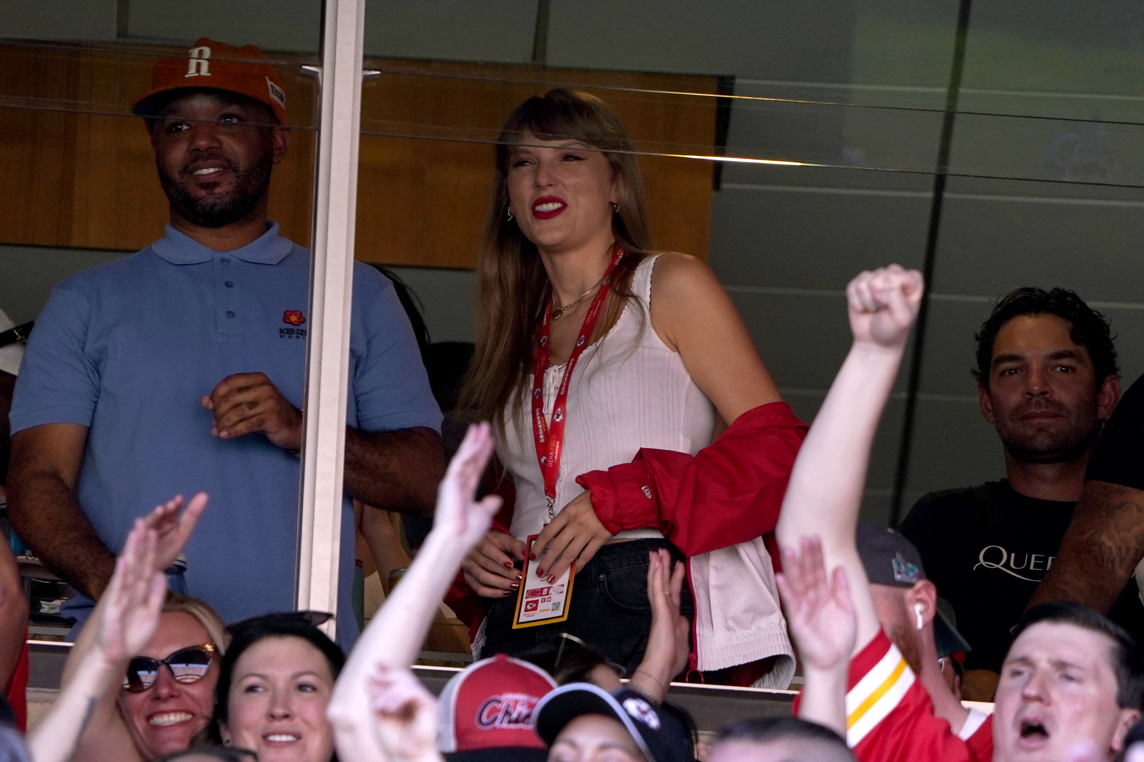 Patrick Mahomes Throws 3 TD Passes, Taylor Swift Celebrates as