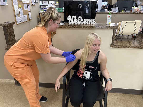 PB pharmacists prep for covid shots - Vimarsana News