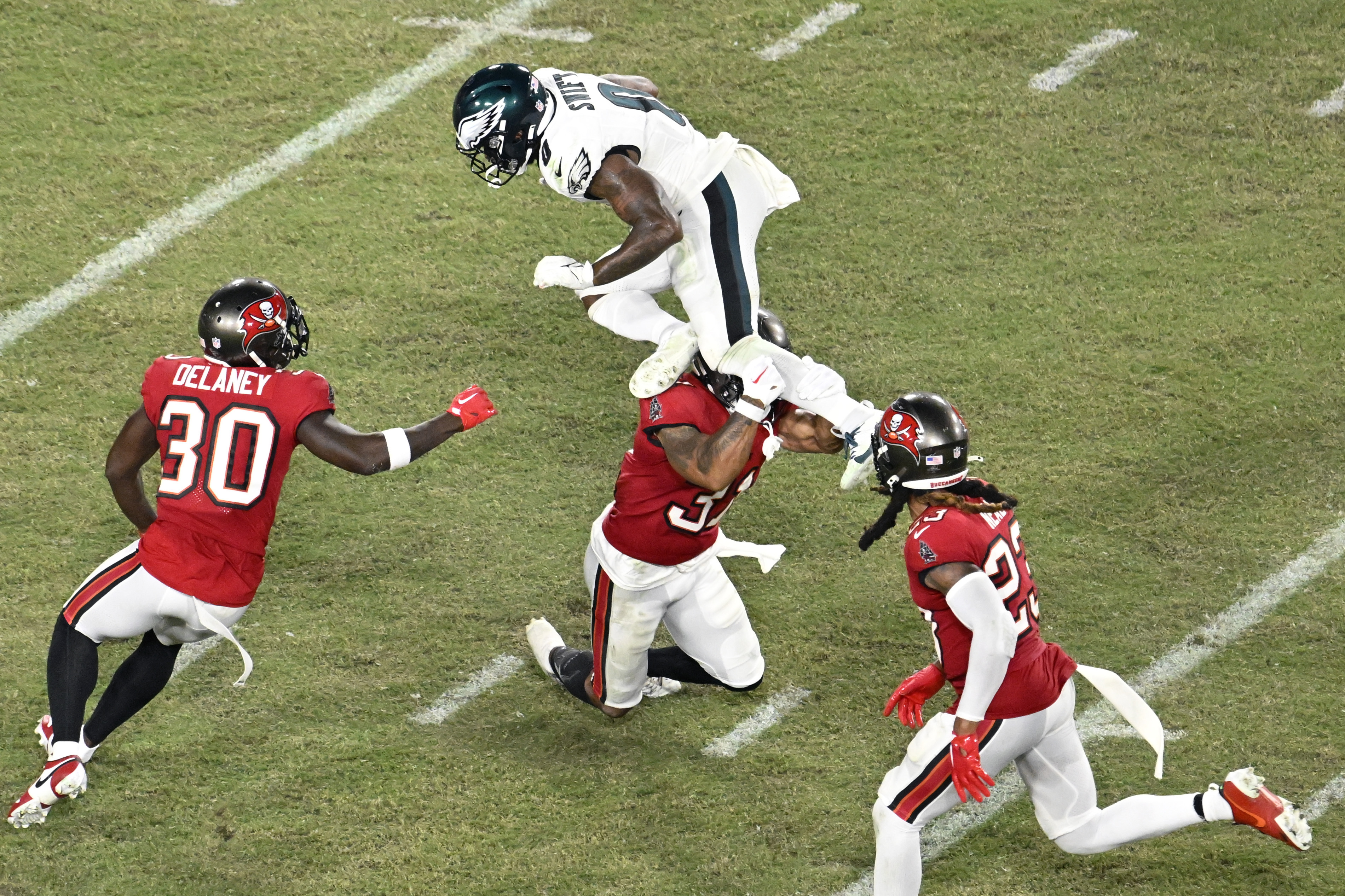 Jalen Hurts throws for TD, runs for another as Eagles thump Buccaneers  25-11 to remain unbeaten – KGET 17