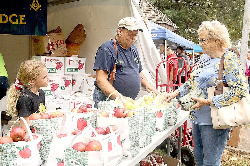 File photo
Lincoln Masonic Lodge will sell bags of apples at the Appletown Fall Festival on Friday and Saturday. Here, Carlos Reed with the Lodge sells apples to one of many visitors to the 2022 Arkansas Apple Festival on Lincoln Square.